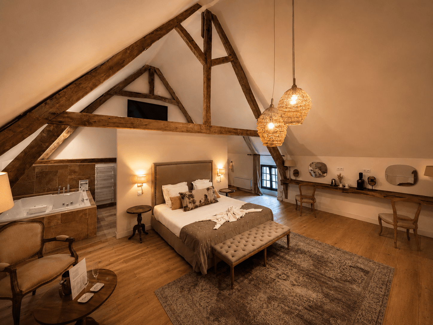 Suite du Domaine de la Cour des Lys aux poutres apparentes — lieu de mariage et d'événements privés en Calvados, entre Caen et Bayeux