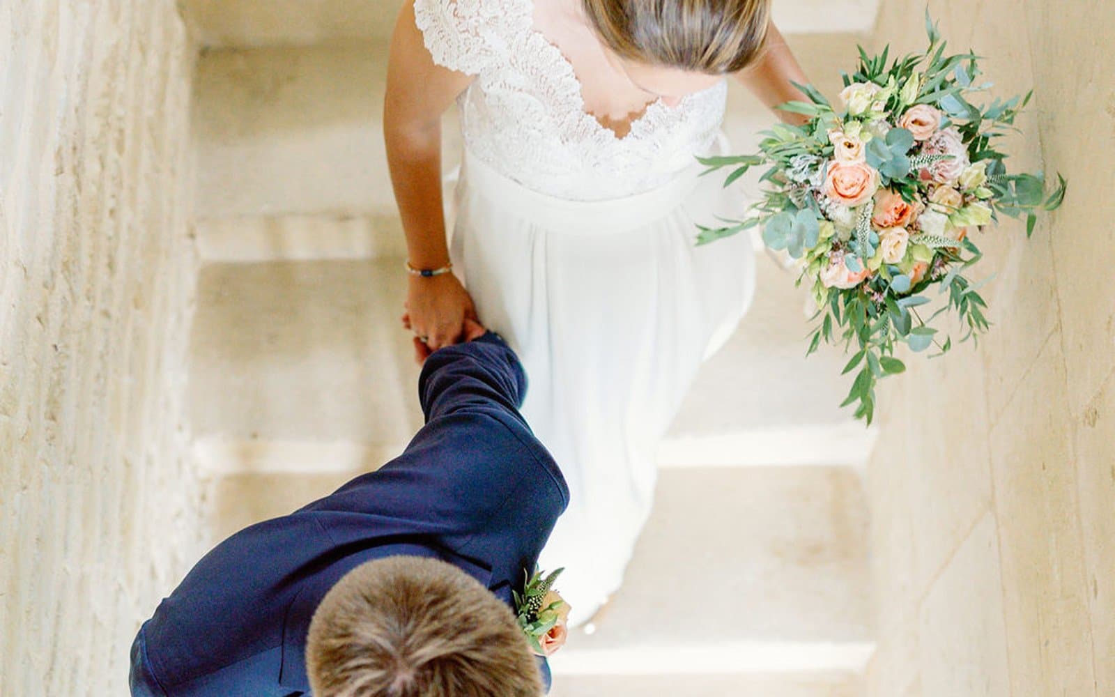 Géraldine & Bastien dans l'escalier du Domaine