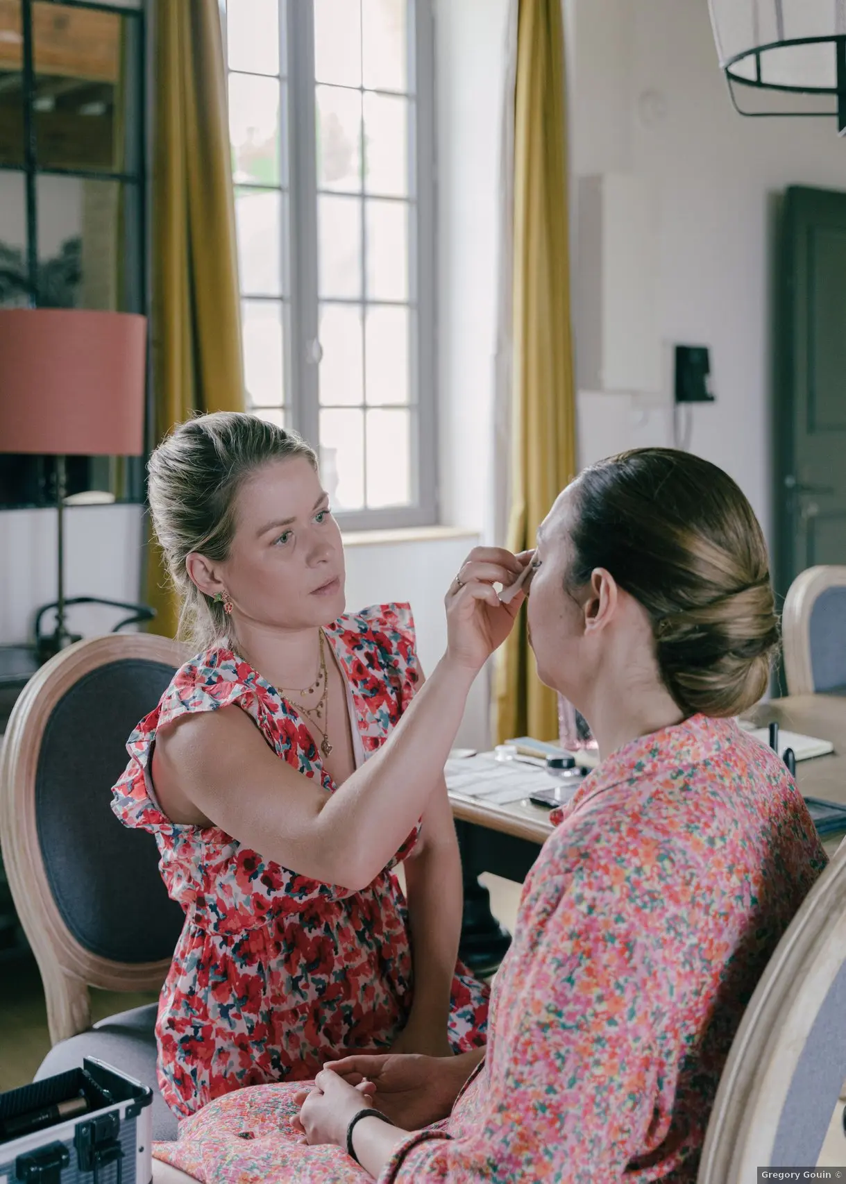 Préparatifs mariée Domaine de la Cour des Lys — maquillage de Lise par Jolies Dames dans la suite nuptiale, lumière douce du matin