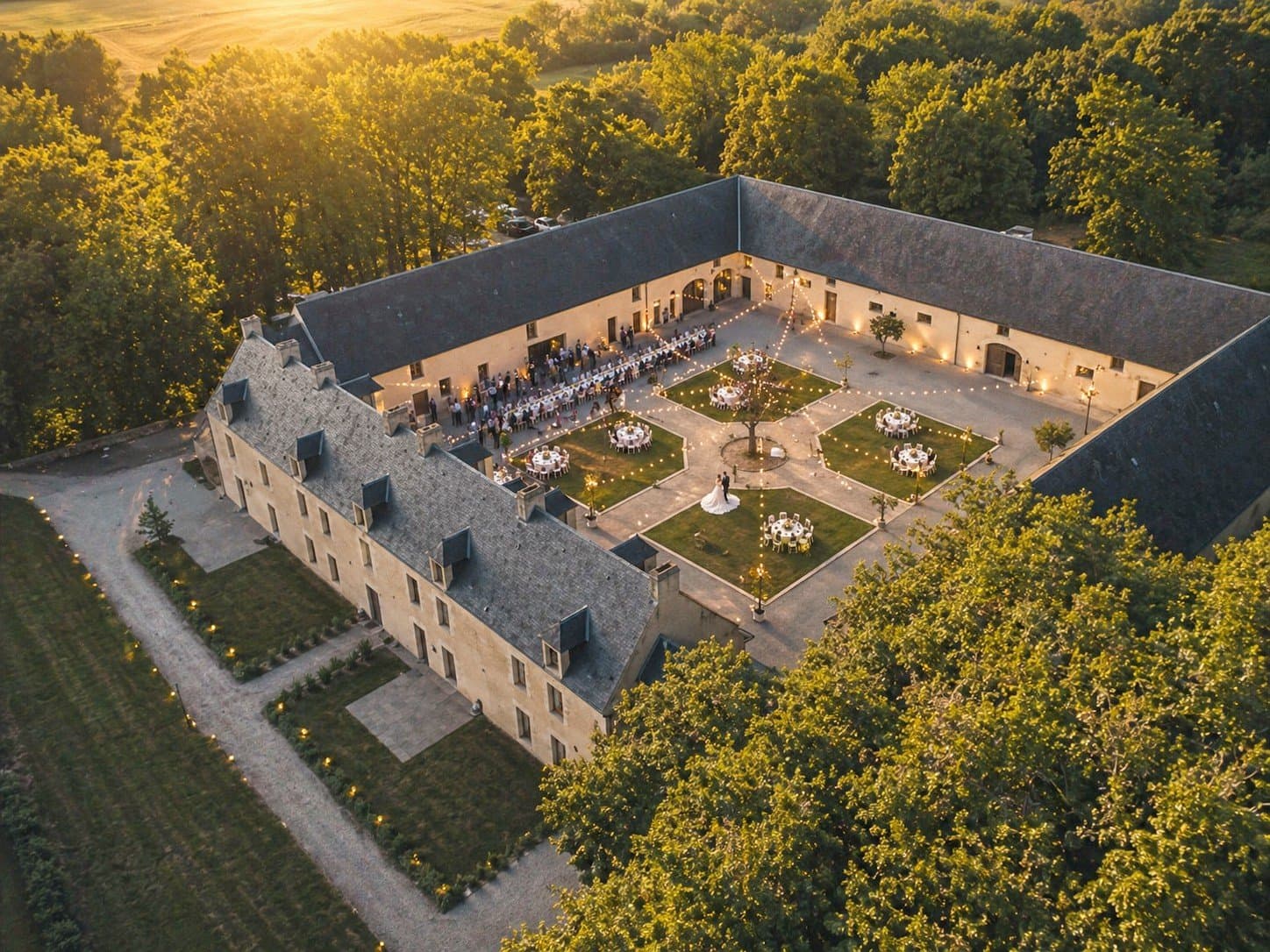 Vue aérienne du Domaine de la Cour des Lys — Cour d'Honneur et fontaine d'époque, brochure mariage en Calvados, Normandie