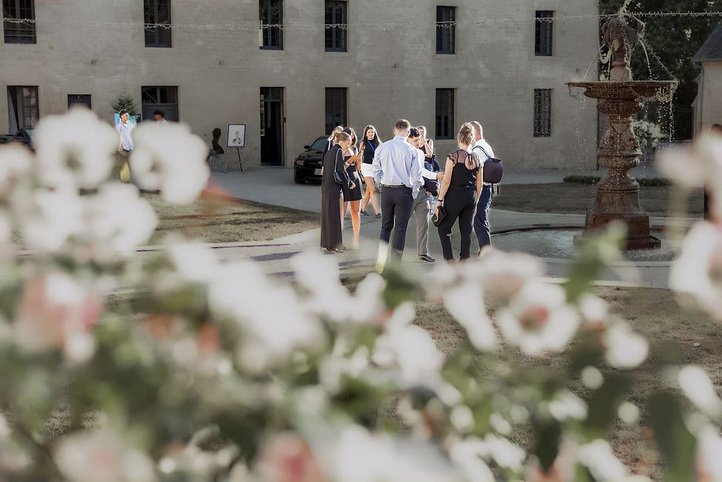 Invités dans la Cour d'Honneur à l'heure dorée