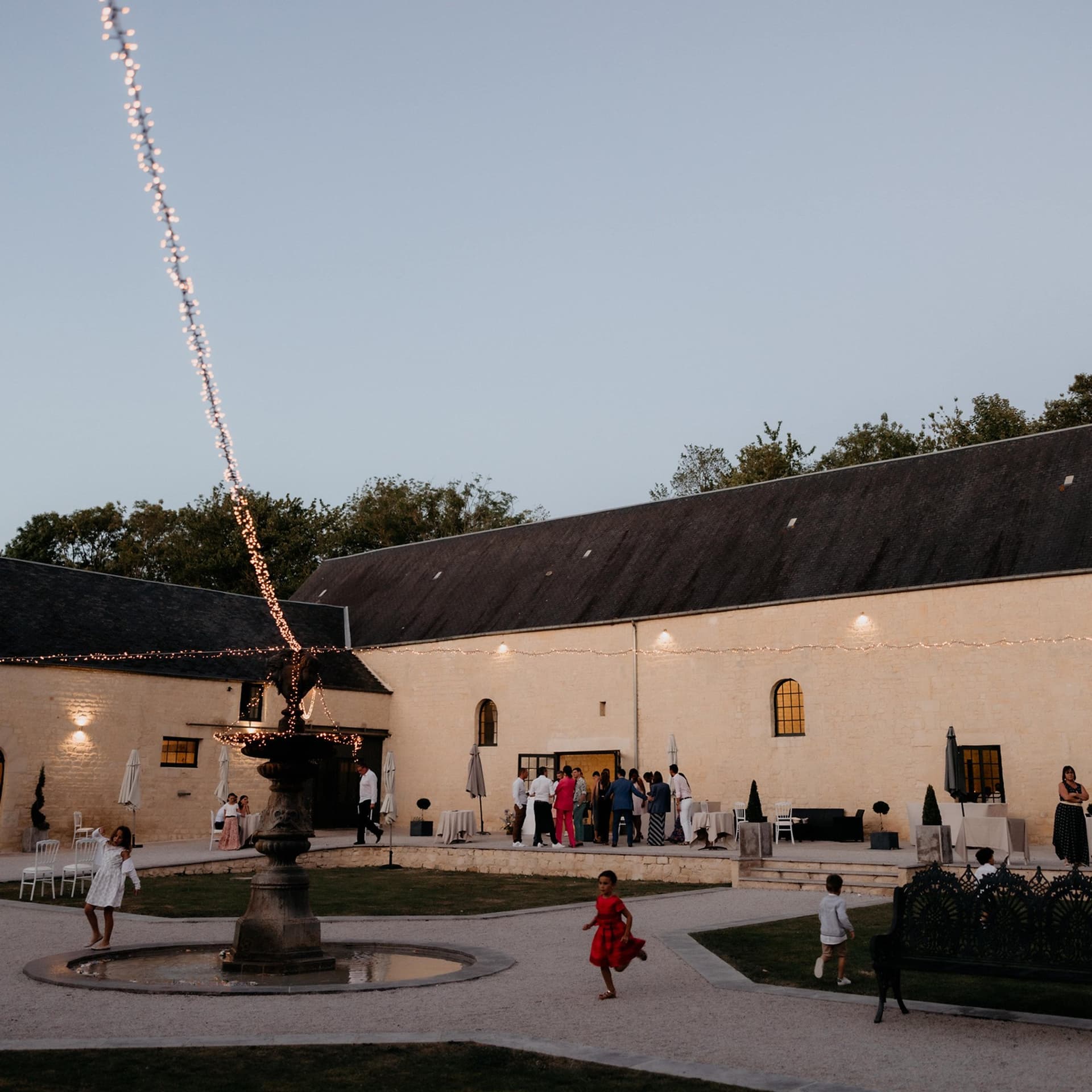 Cour d'Honneur de 1500 m² avec sa fontaine, salle de réception extérieure du Domaine de la Cour des Lys en Calvados
